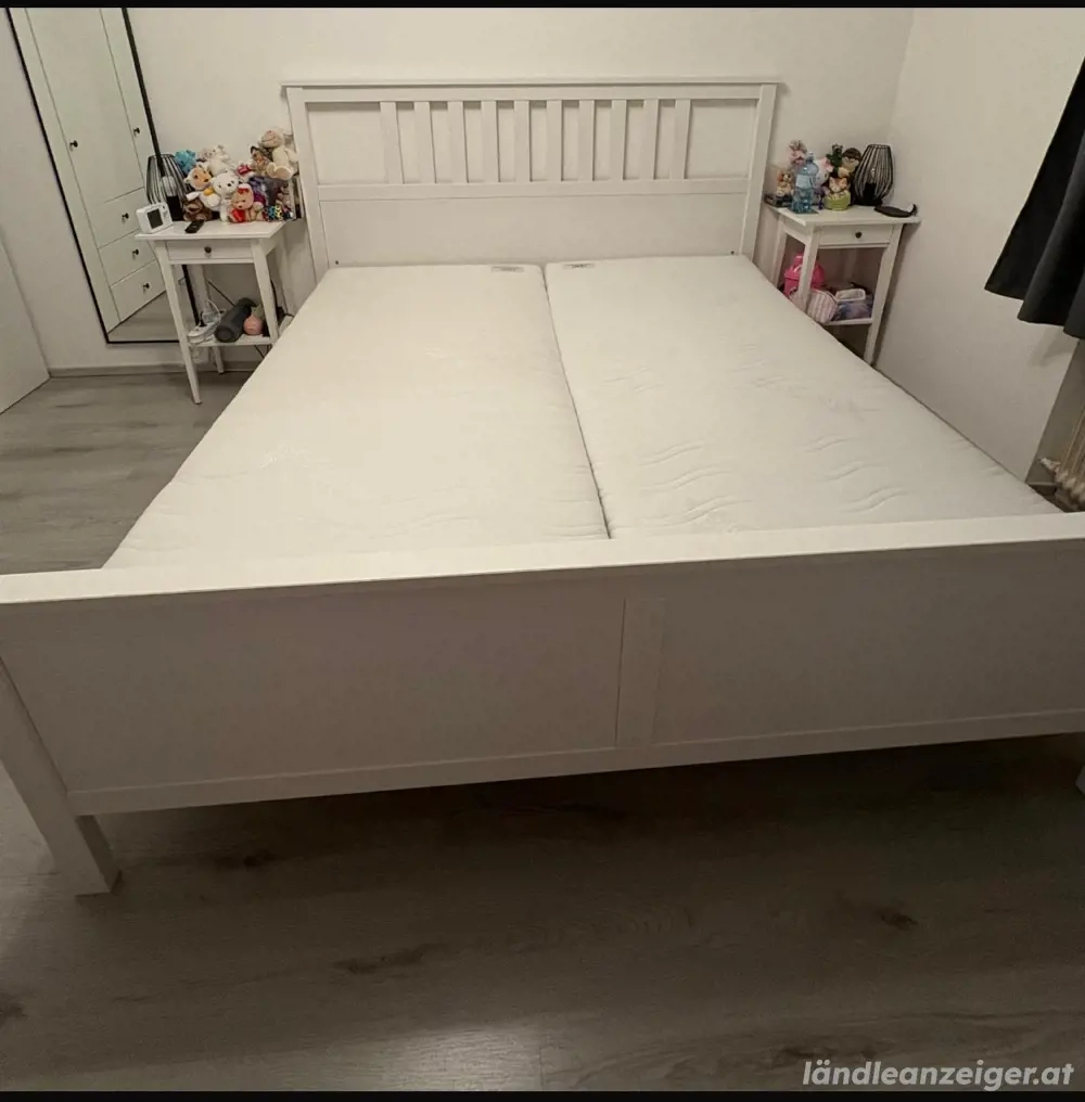 Bett mit Lattenrost und Matratzen