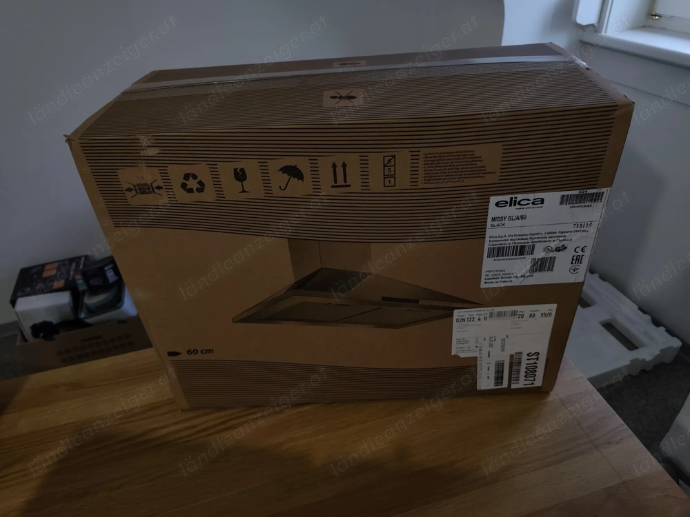 Schwarze Abzugshaube,neu ungeöffnet in Schwarz