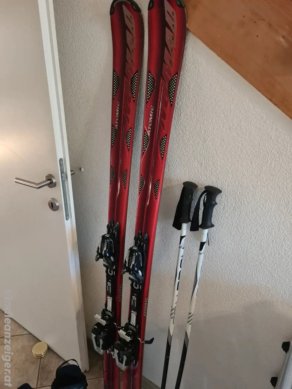 Atomic-ski mit stock und schuhe