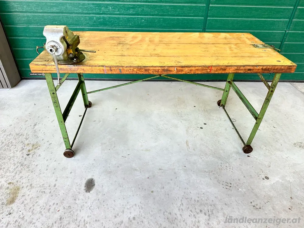 Stabile Werkbank mit massivem Schraubstock   sofort einsatzbereit