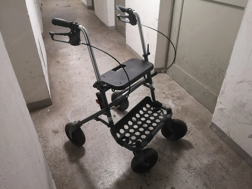 Rollator mit Korb und Fußauflagen