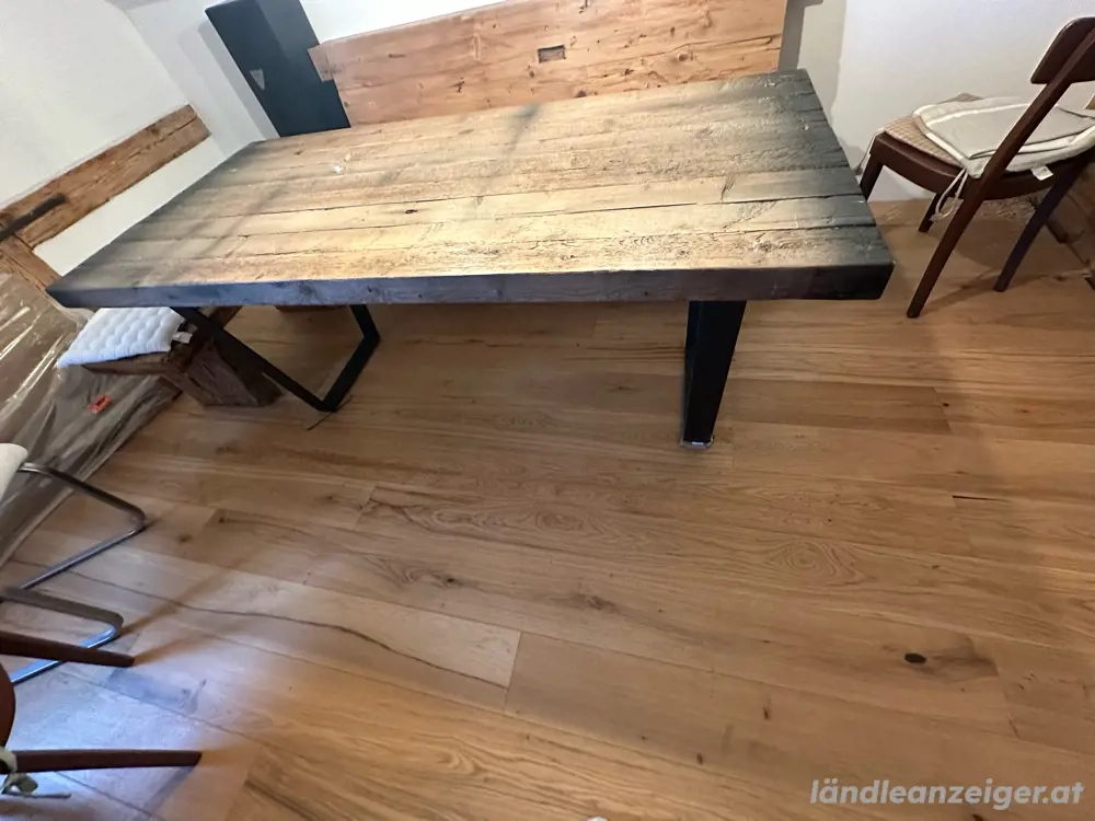 rustikaler Esstisch