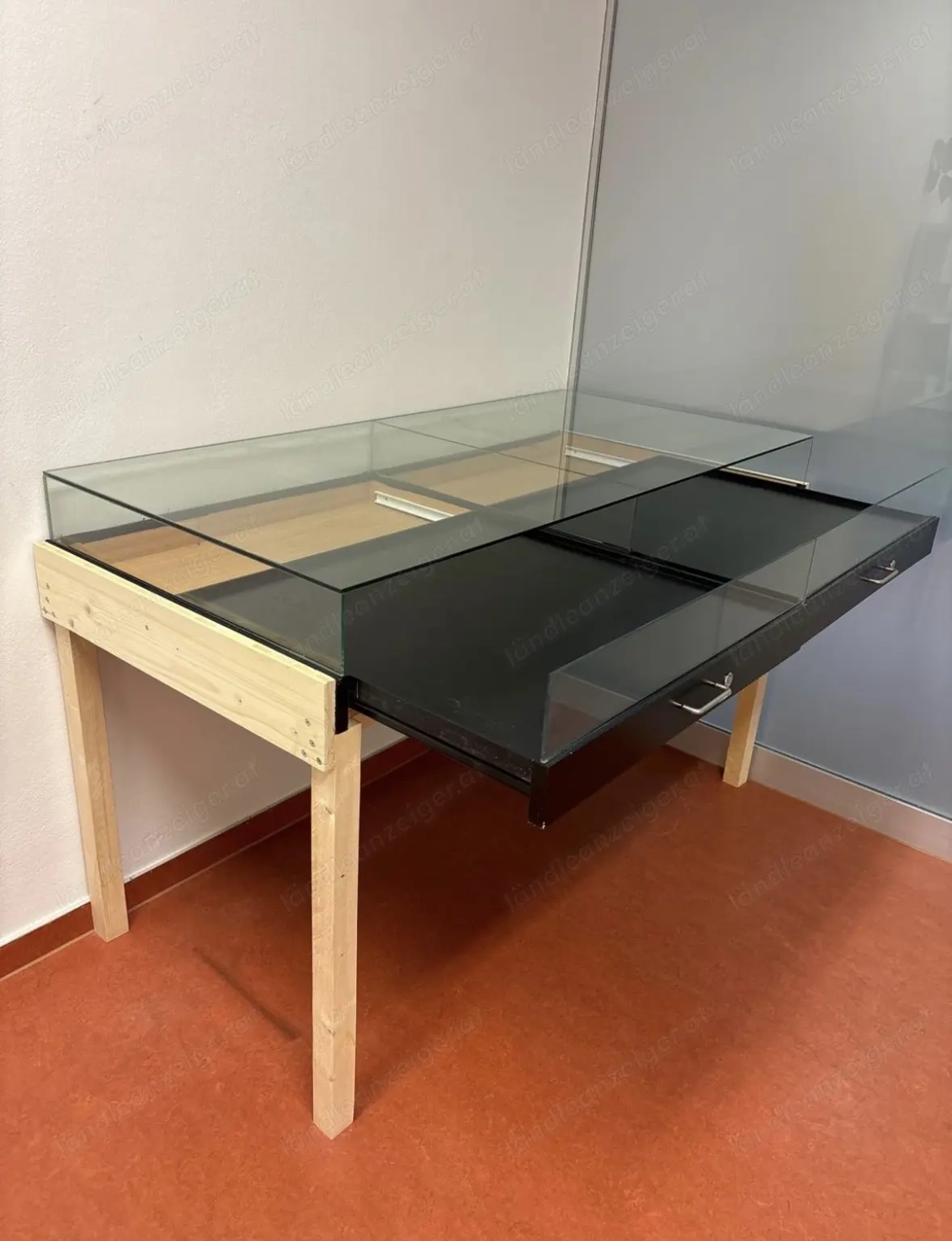 Vitrine   Verkaufsvitrine in schwarz und weiß