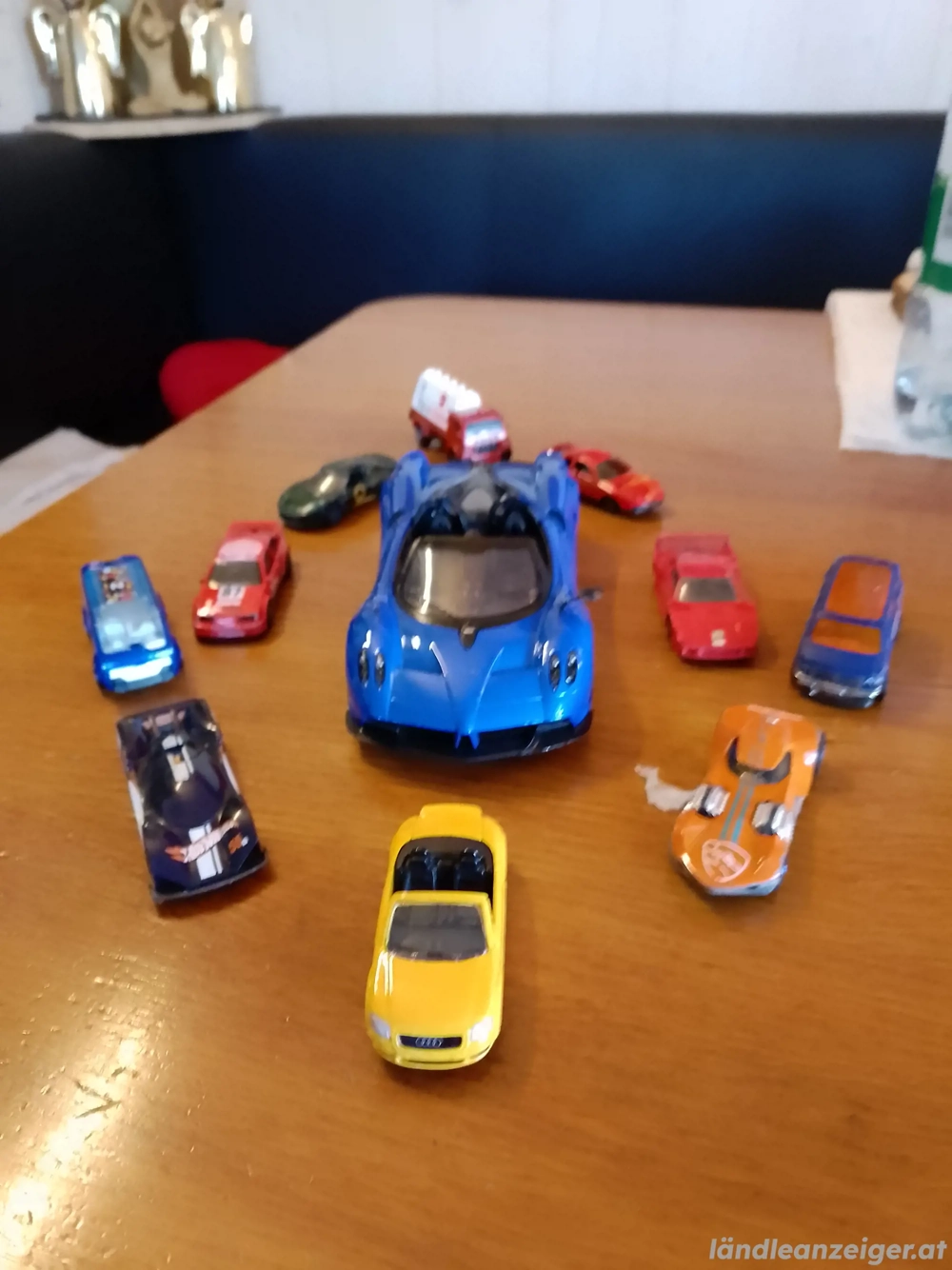 Modellauto mit kleinen Autos 