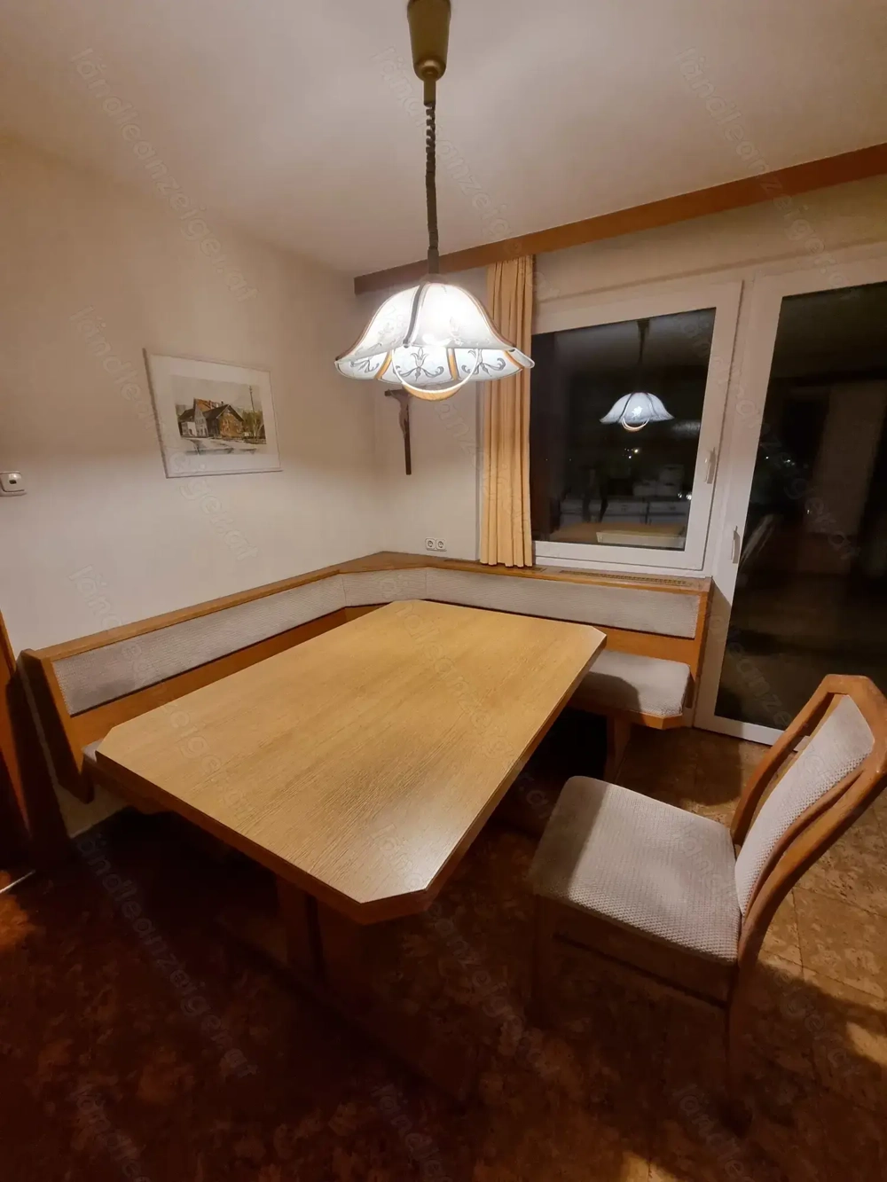 Eckbank mit Tisch und Stuhl