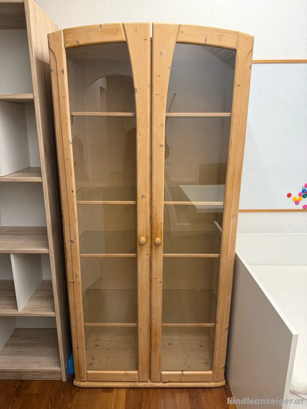 Vitrinenschrank aus Holz mit Glastüren
