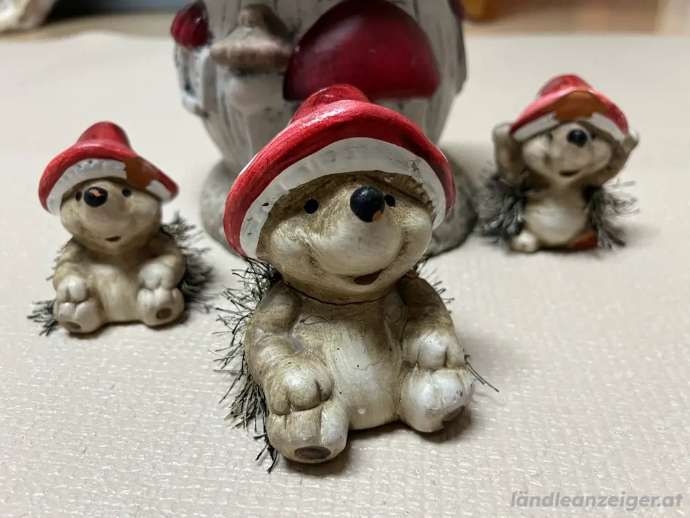 Igelfamilie mit Igelhaus