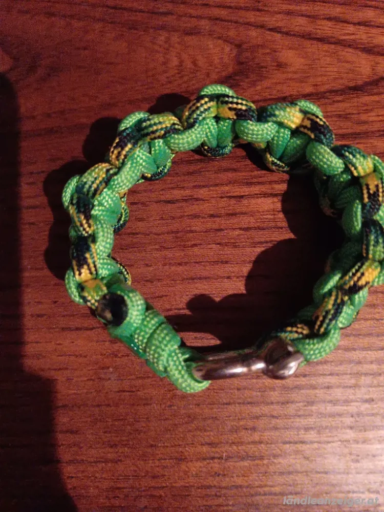 Armband mit Metallkarabiner