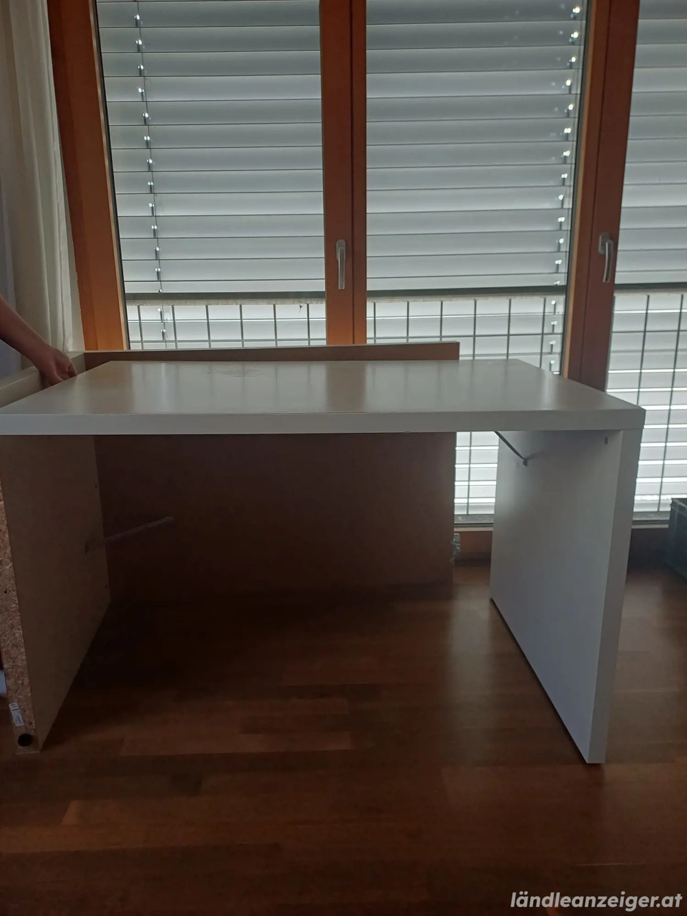 2x Ikea Schreibtisch weiss, anbaubar an Kallax Regal inkl Befestigung