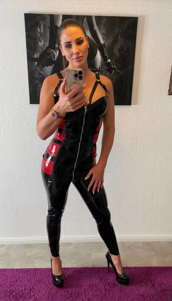 Eine sehr erfahrene Domina, die euch zu euren Wünschen treiben wird, meine Sklaven