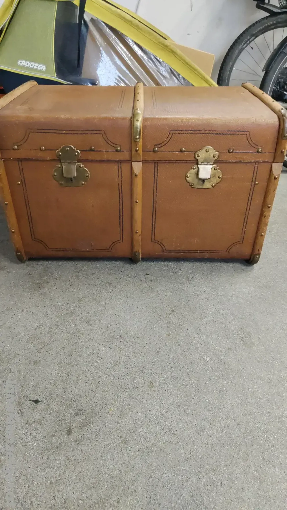 Große Holztruhe im Vintage-Stil