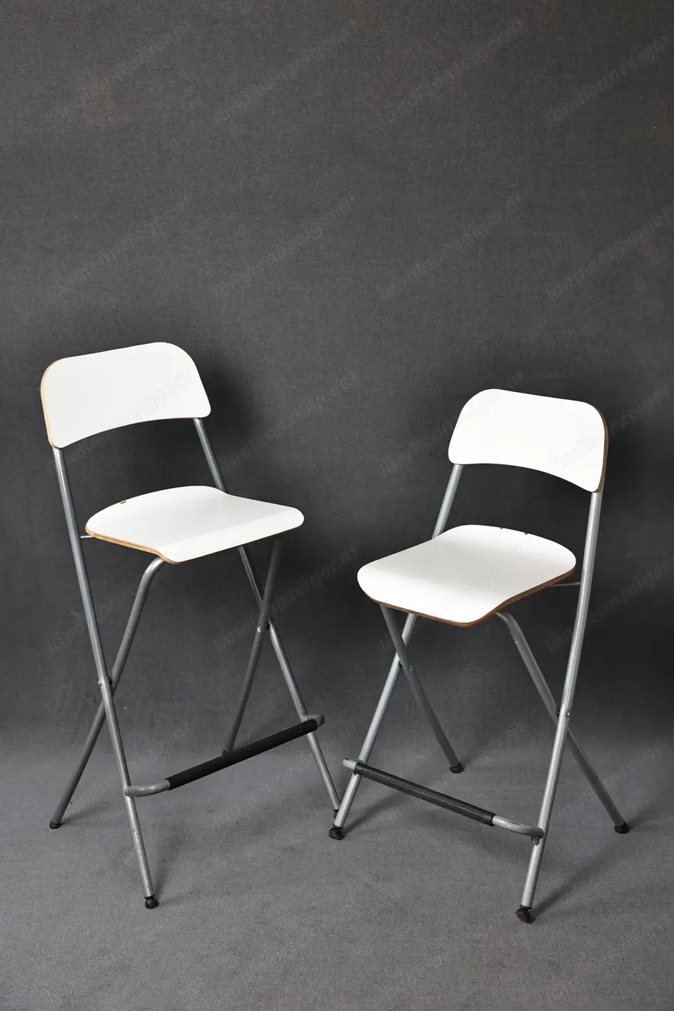 2 Barhocker von IKEA die platzsparend zusammen geklappt werden können