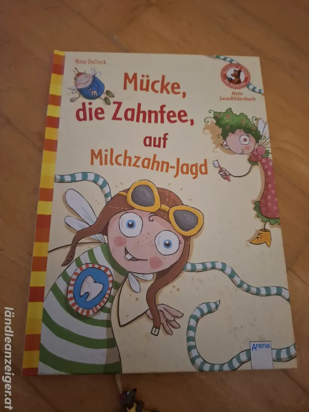 Mücke die Zahnfee auf Milchzahn-Jagd