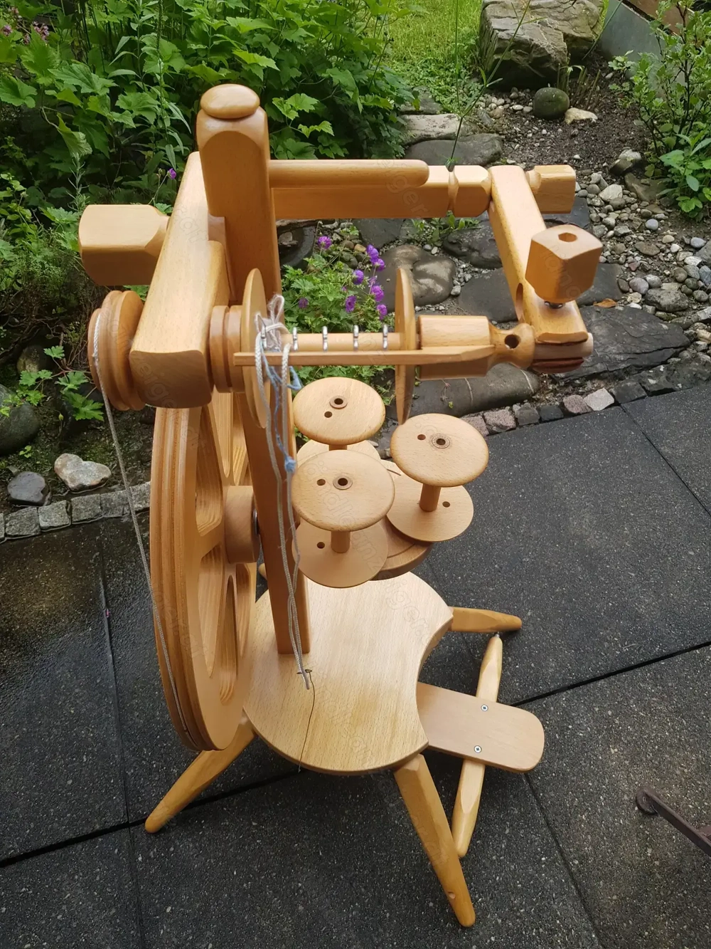 Spinnrad und Garn  Wollwickler-Haspel aus Holz
