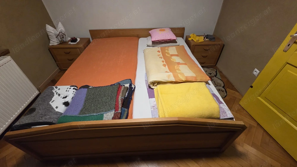 Doppelbett (180x200) + 2 Nachtkästchen zu verschenken. Lattenrost + Matratzen für 50,00 EUR