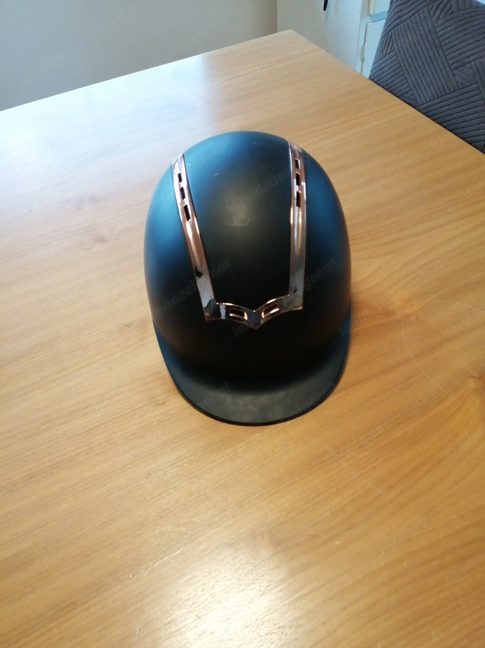 Reithelm mit Hosen, Schuhen und Helm