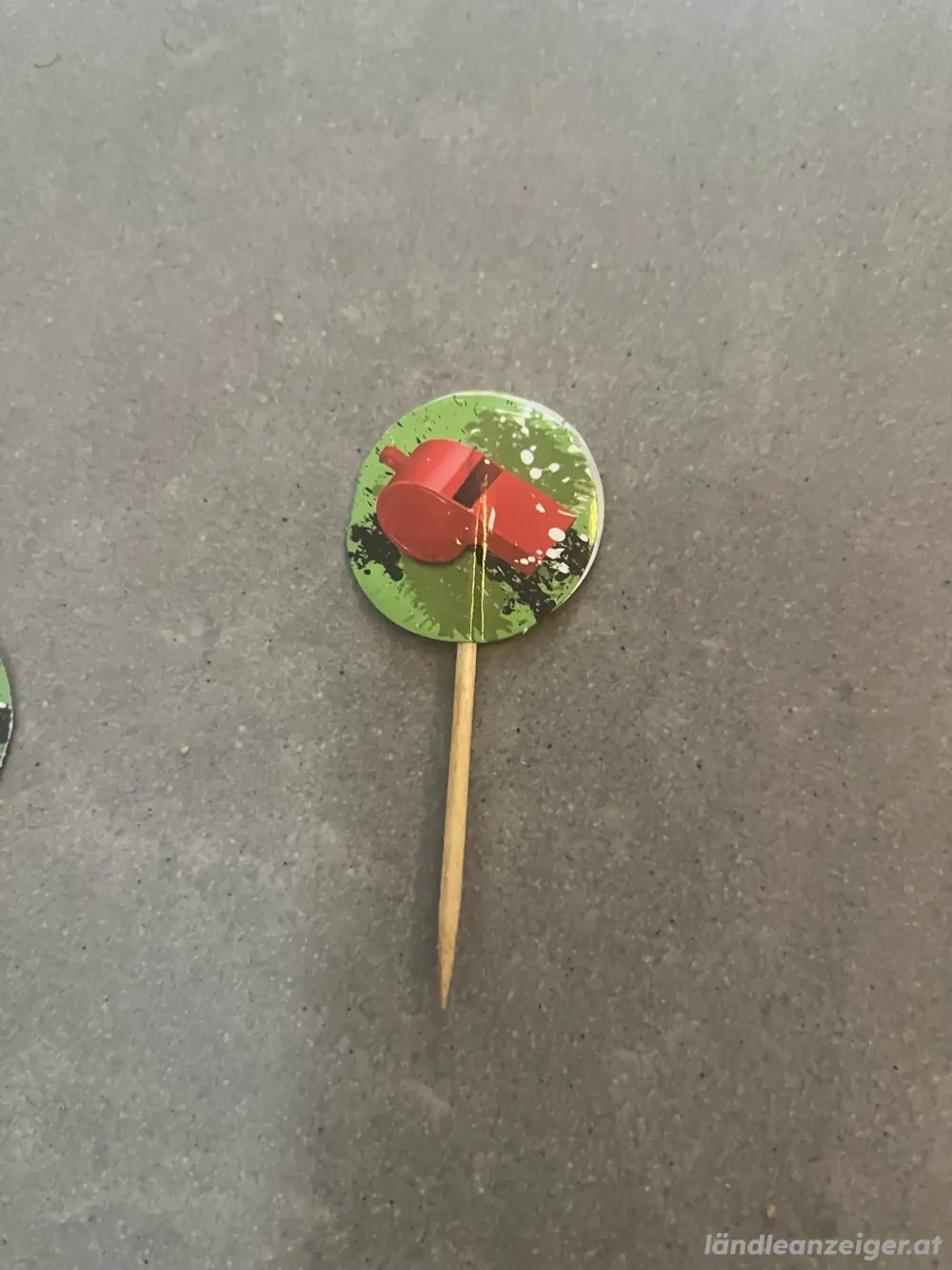 Deko für Kuchen Fussball und rote Pfeifen