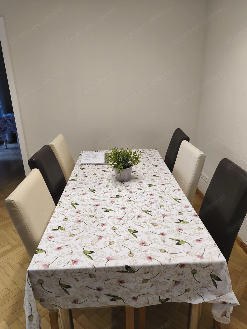 Esstisch mit Tischdecke und 6 Stühlen