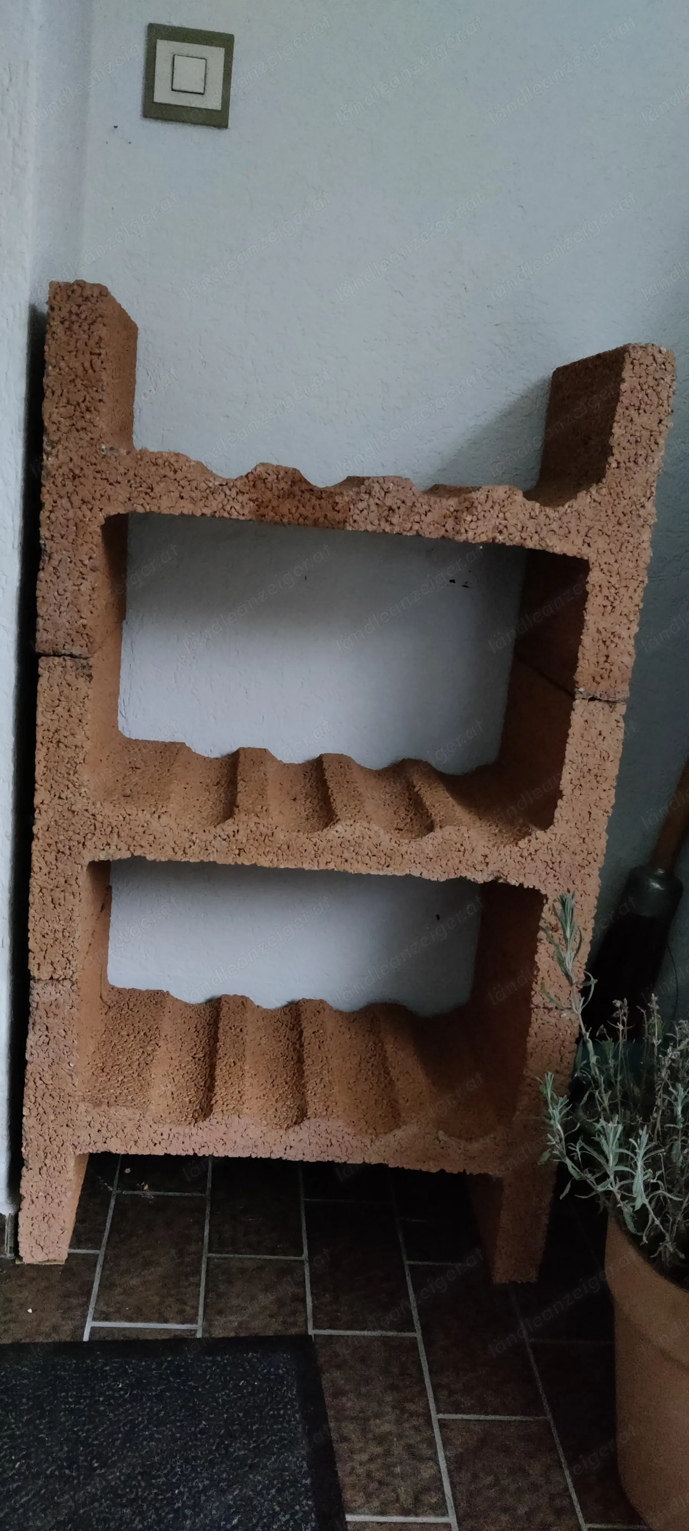 Weinregal aus Tonziegeln