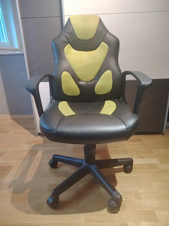 Schreibtisch mit Bürostuhl 