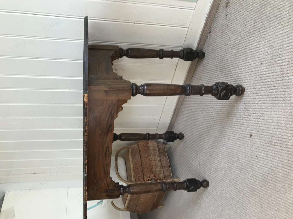 Alter Tisch mit kunstvollen Füßen