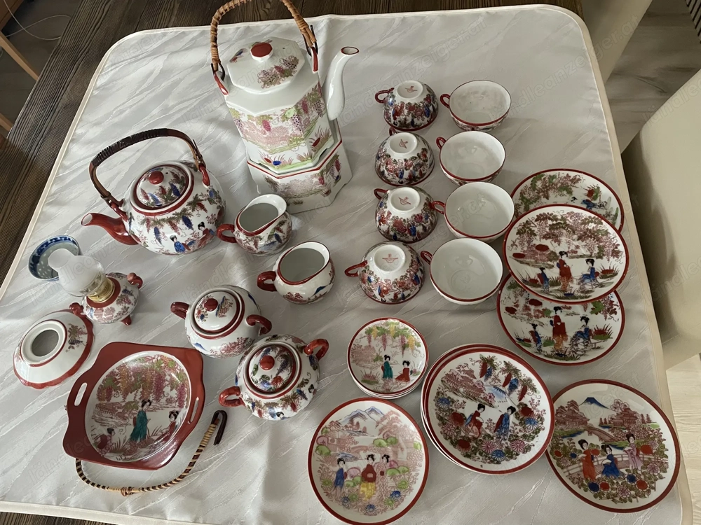 Wunderschönes Porzellanservice mit traditionellem asiatischem Motiv