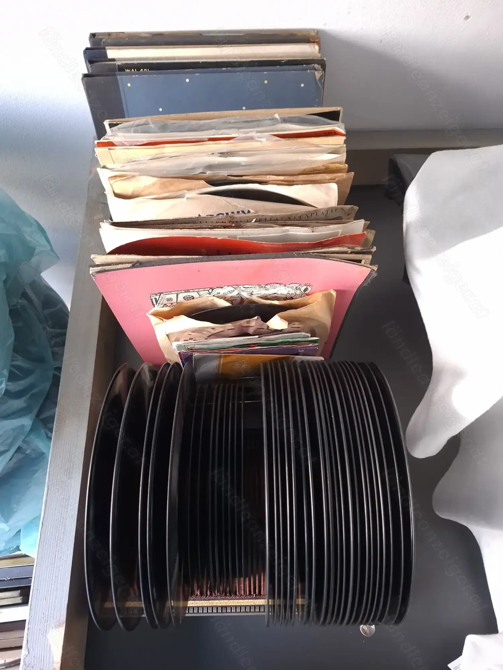 Schellack-Schallplatten-Sammlung mit Plattenhalter Plattofix