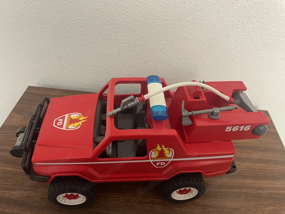 Playmobil Feuerwehr Löschfahrzeug + Hubschrauber