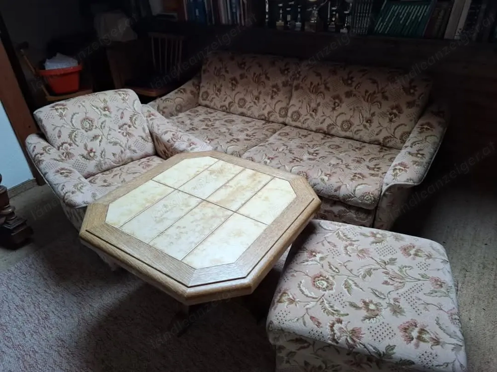 Couchgarnitur mit Tisch zu verschenken
