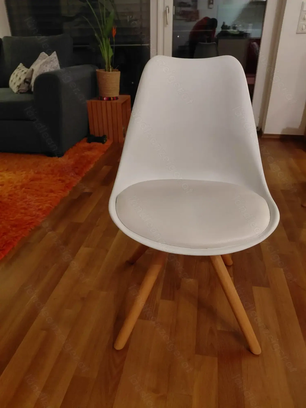 4 weisse Stühle gesamt um 100 