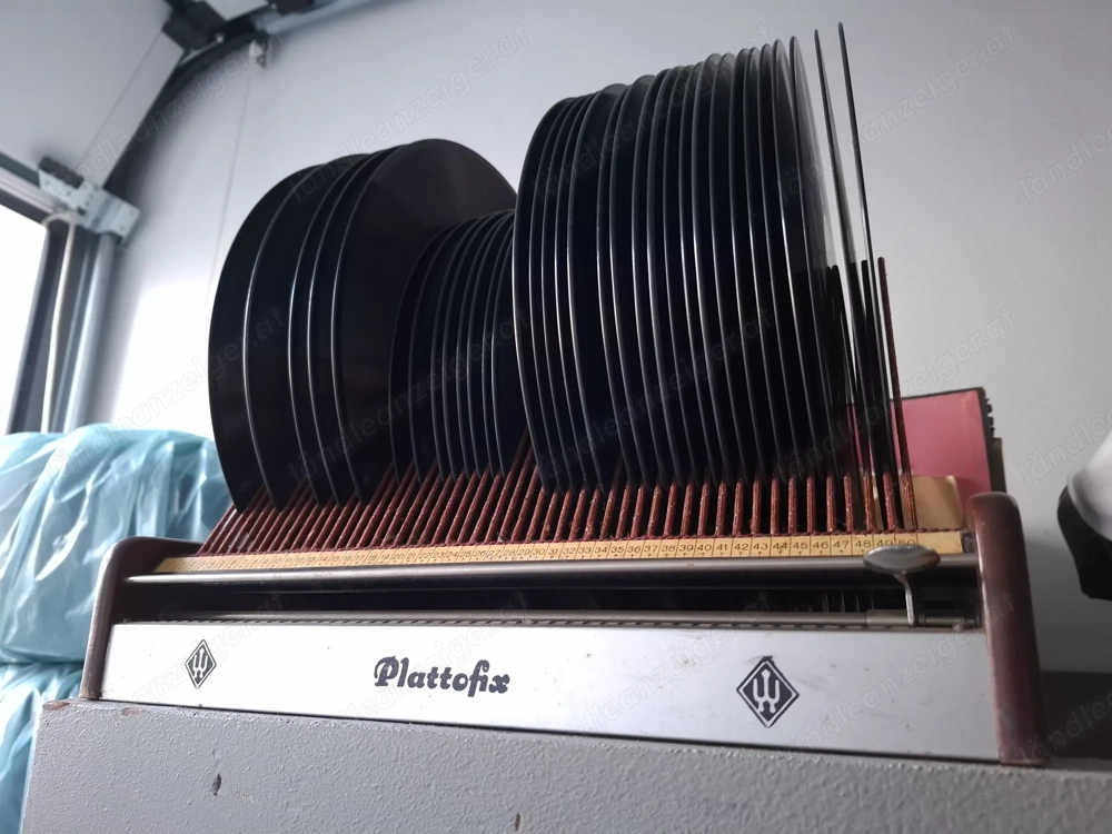 Schellack-Schallplatten-Sammlung inklusive Plattenhalter der Marke Plattofix