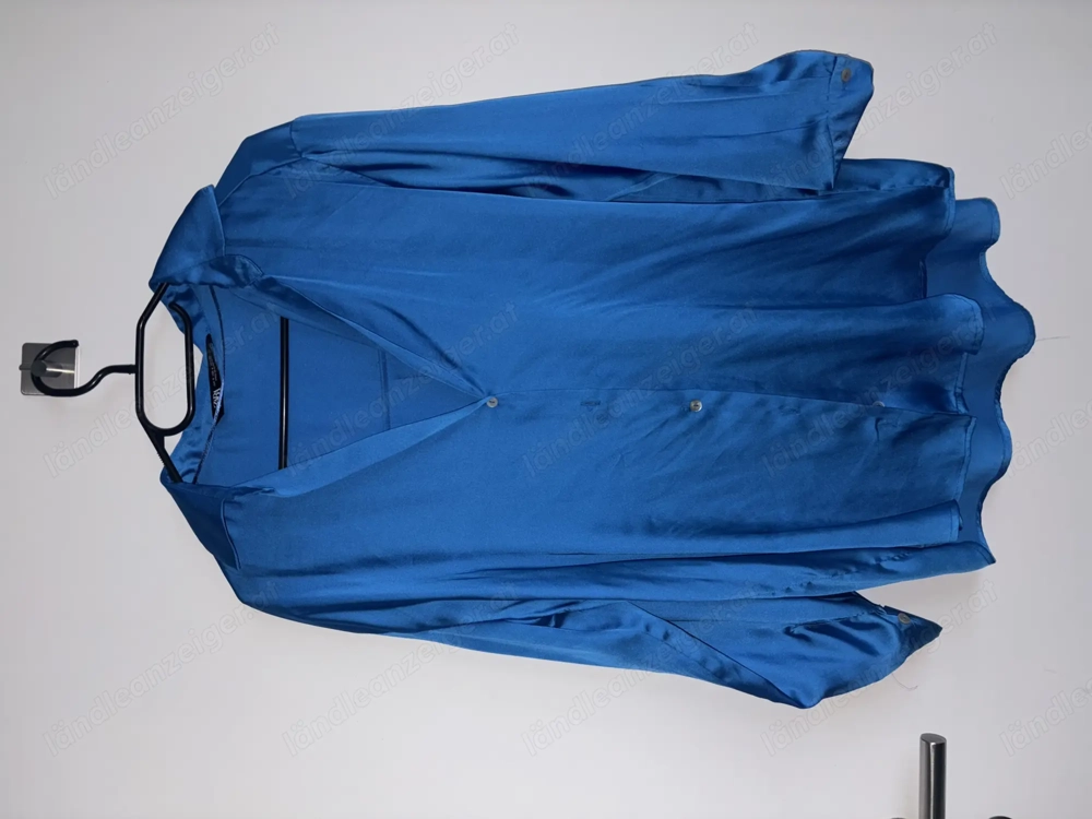 Satin Bluse in strahlendem blau