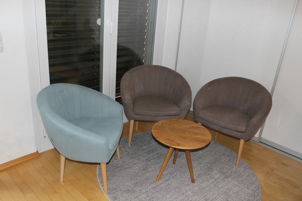 3 Sessel mit Beistelltisch