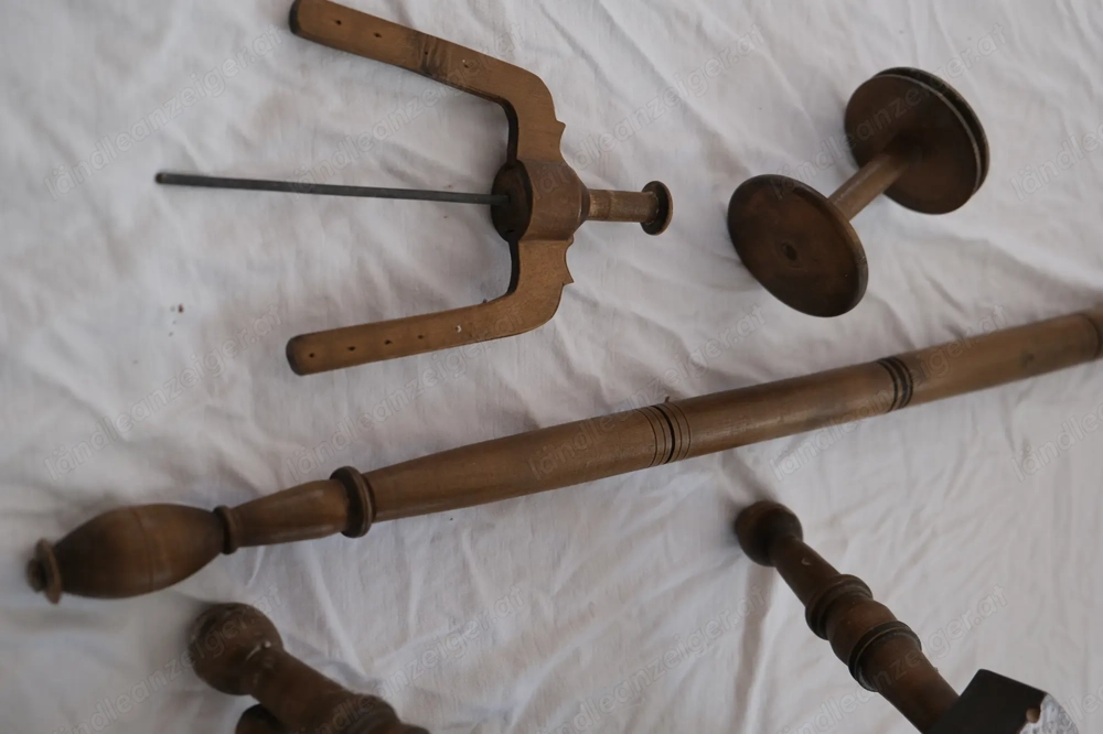 Altes hölzernes Spinnrad