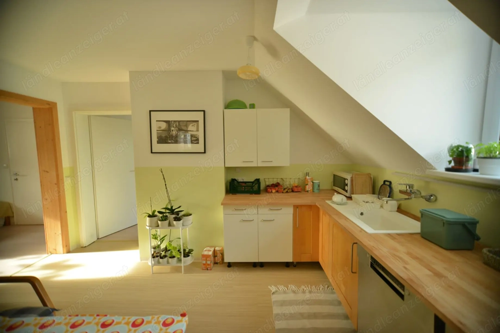 Provisionsfrei  Gemütliche 4-Zimmer-Dachgeschosswohnung mit Garten