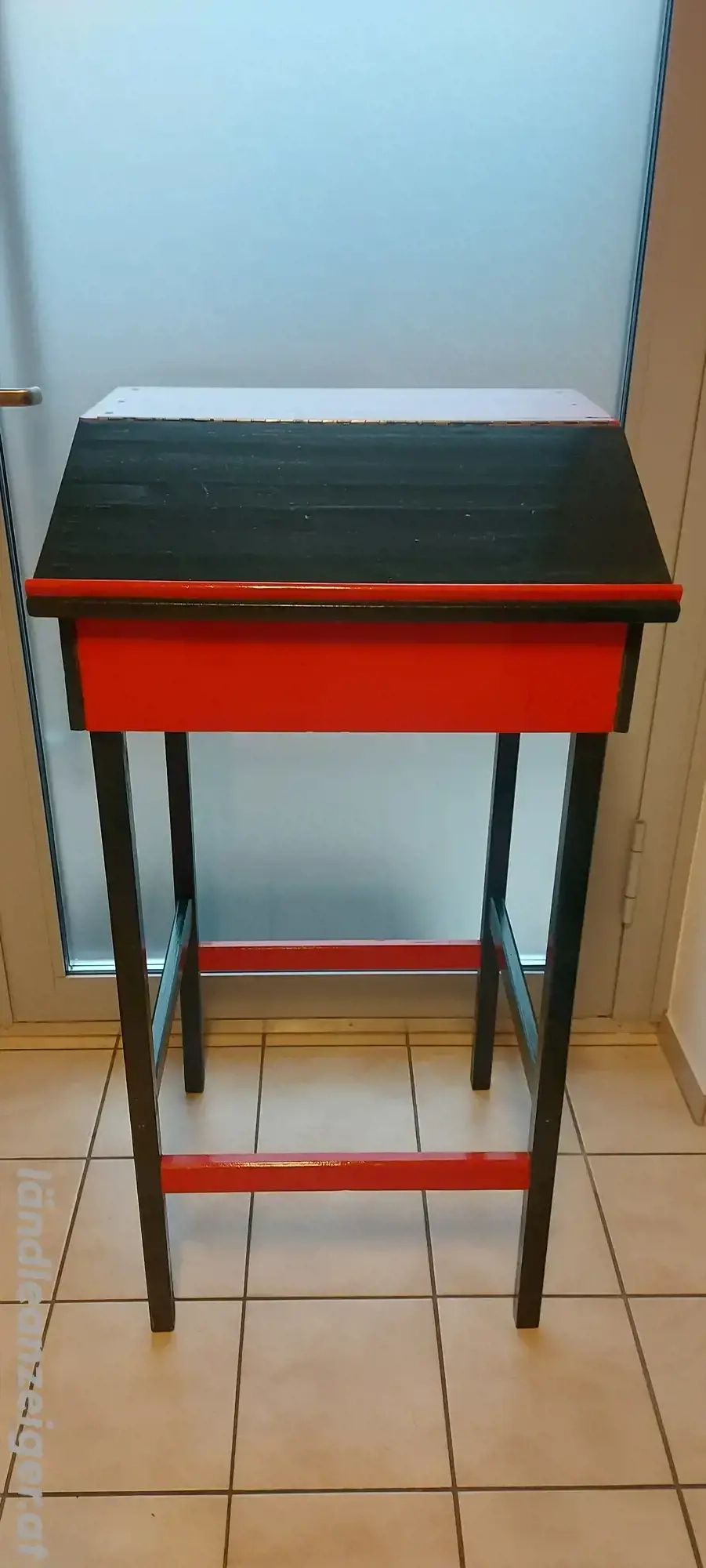 Stehpult mit Ablagefach