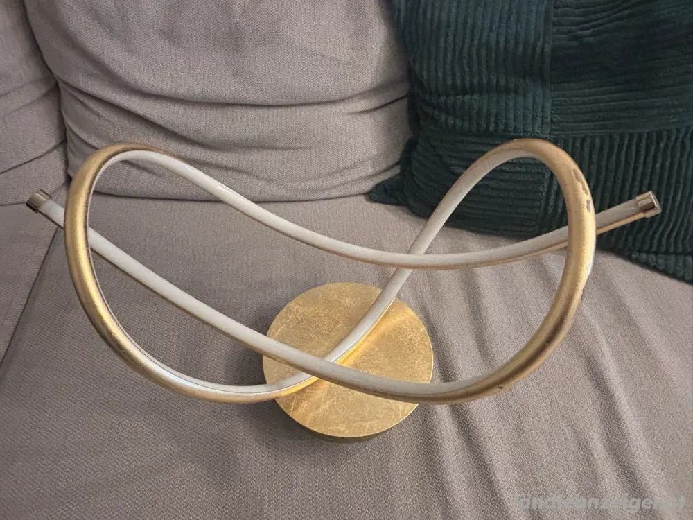   Moderne LED-Designlampe in Gold  