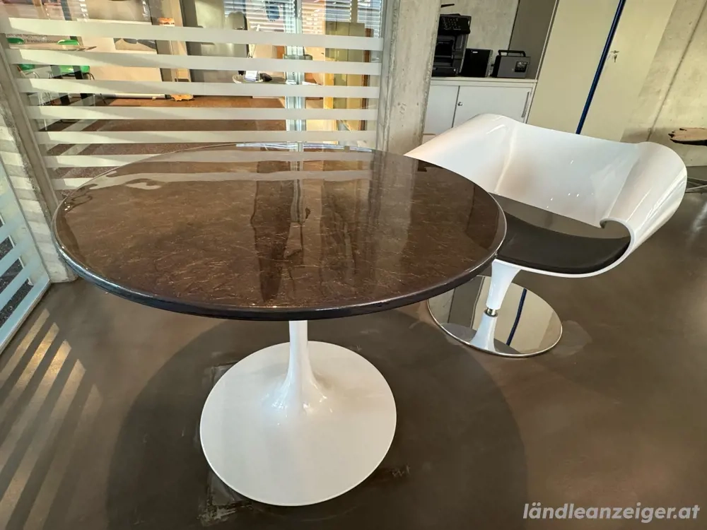 Kunstharztisch 90 cm mit schwerem weiss pulverbeschichtetem Trompentenfuss