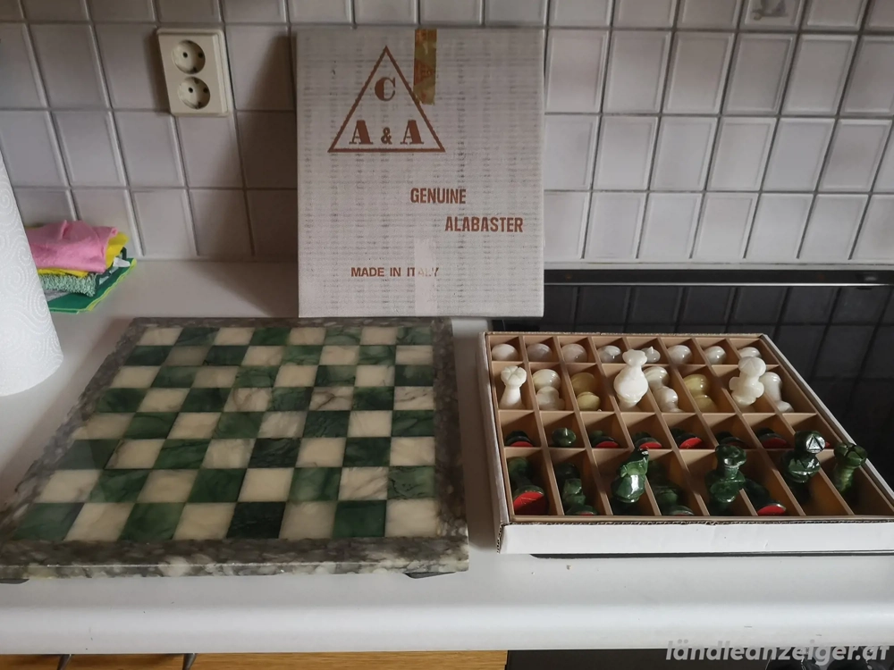 Alabaster Schachbrett mit Figuren aus Italien