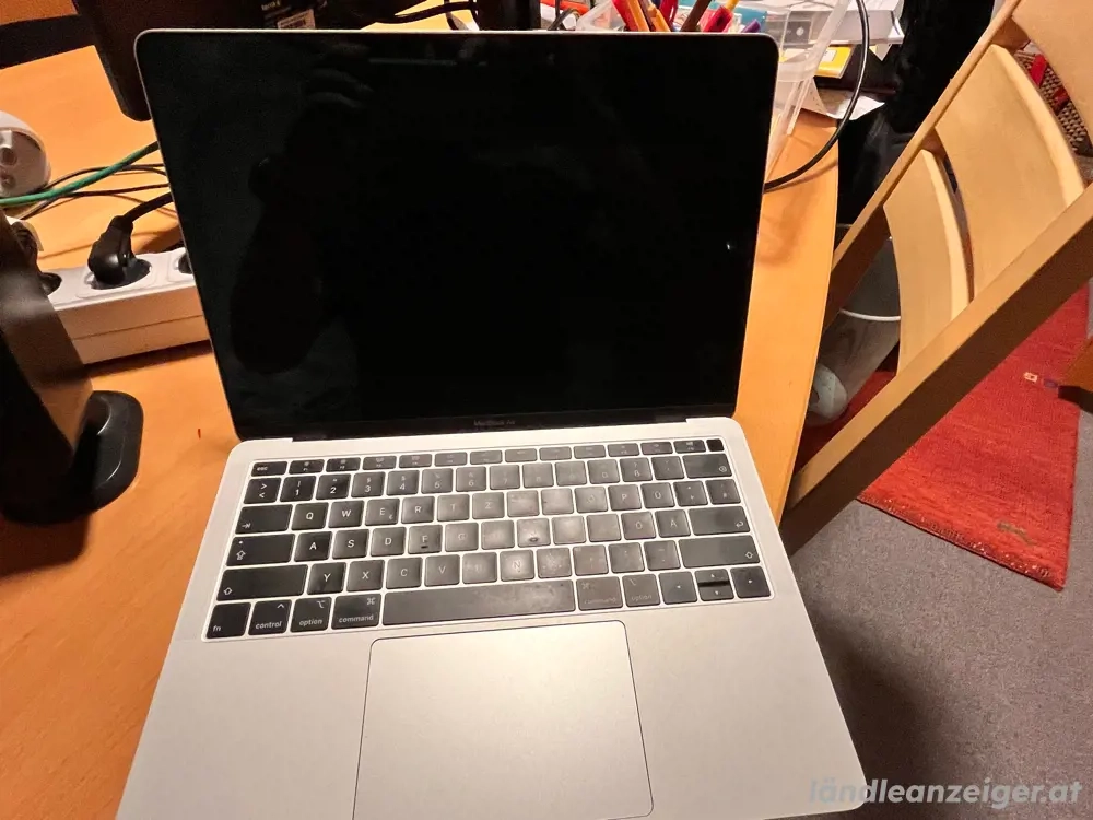apple macbook air a1932, defekt.  modell aus 2019