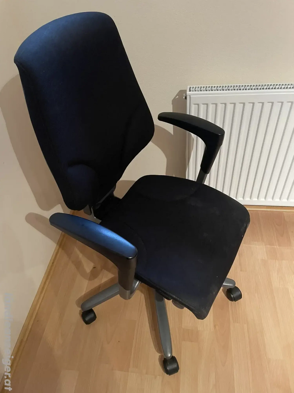 Bequemer Bürodrehstuhl mit Armlehnen - schwarz, höhenverstellbar