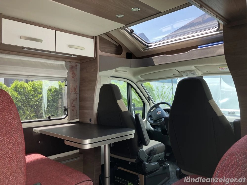 Knaus Live Wave 650 mg mit Hubbett und Festbett