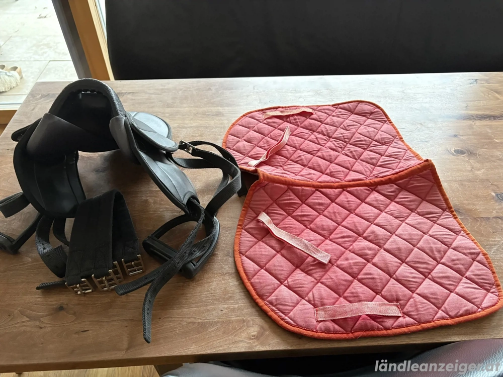 Sattel mit Satteldecke für Spielpferd