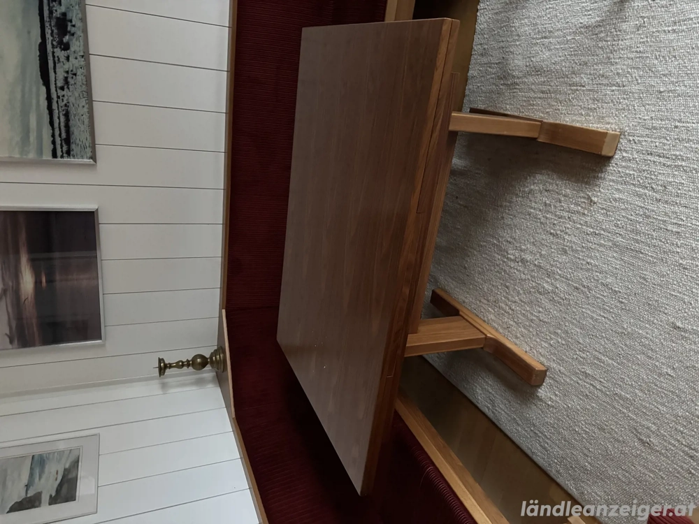 Ausziehbarer Holztisch