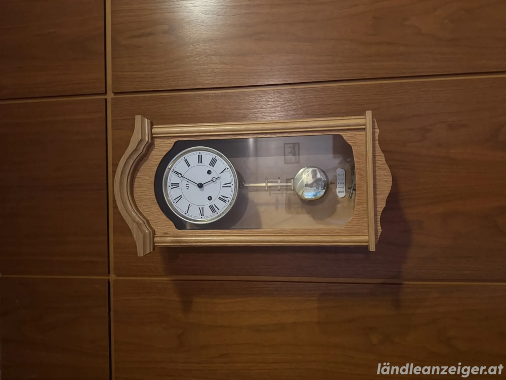 Aufziehbare Wanduhr
