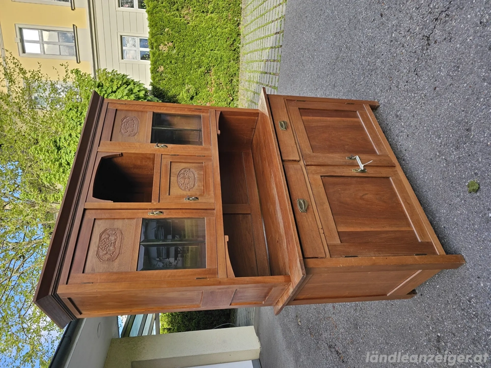 Zweiteiliger Bauernschrank