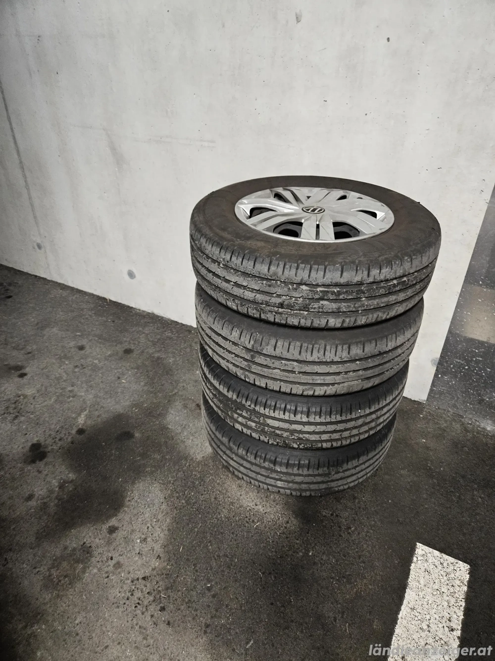 Vw polo Sommerreifen der Marke CONTINENTAL  Loch: 5X100     Größe:185 70 14H montiert auf Stahlfel