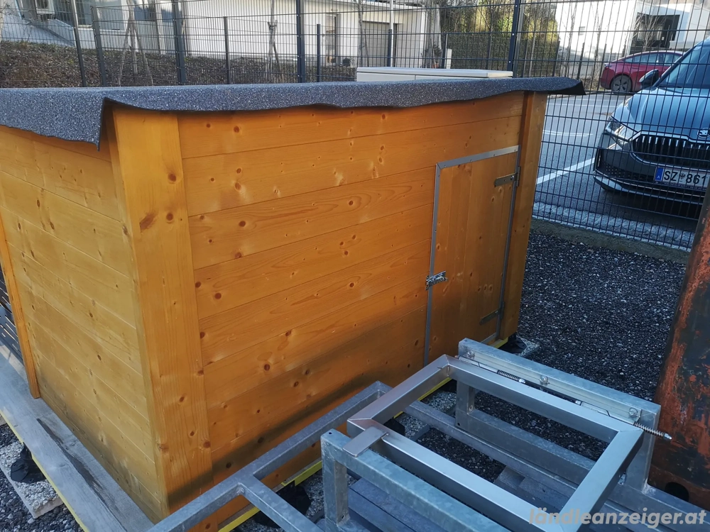 Isolierte unbenutzte Hundehütte  - zwinger 