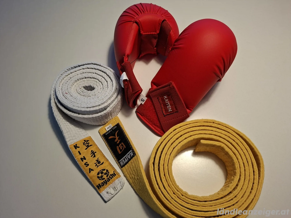 Karate Faustschützer und zwei Gürtel