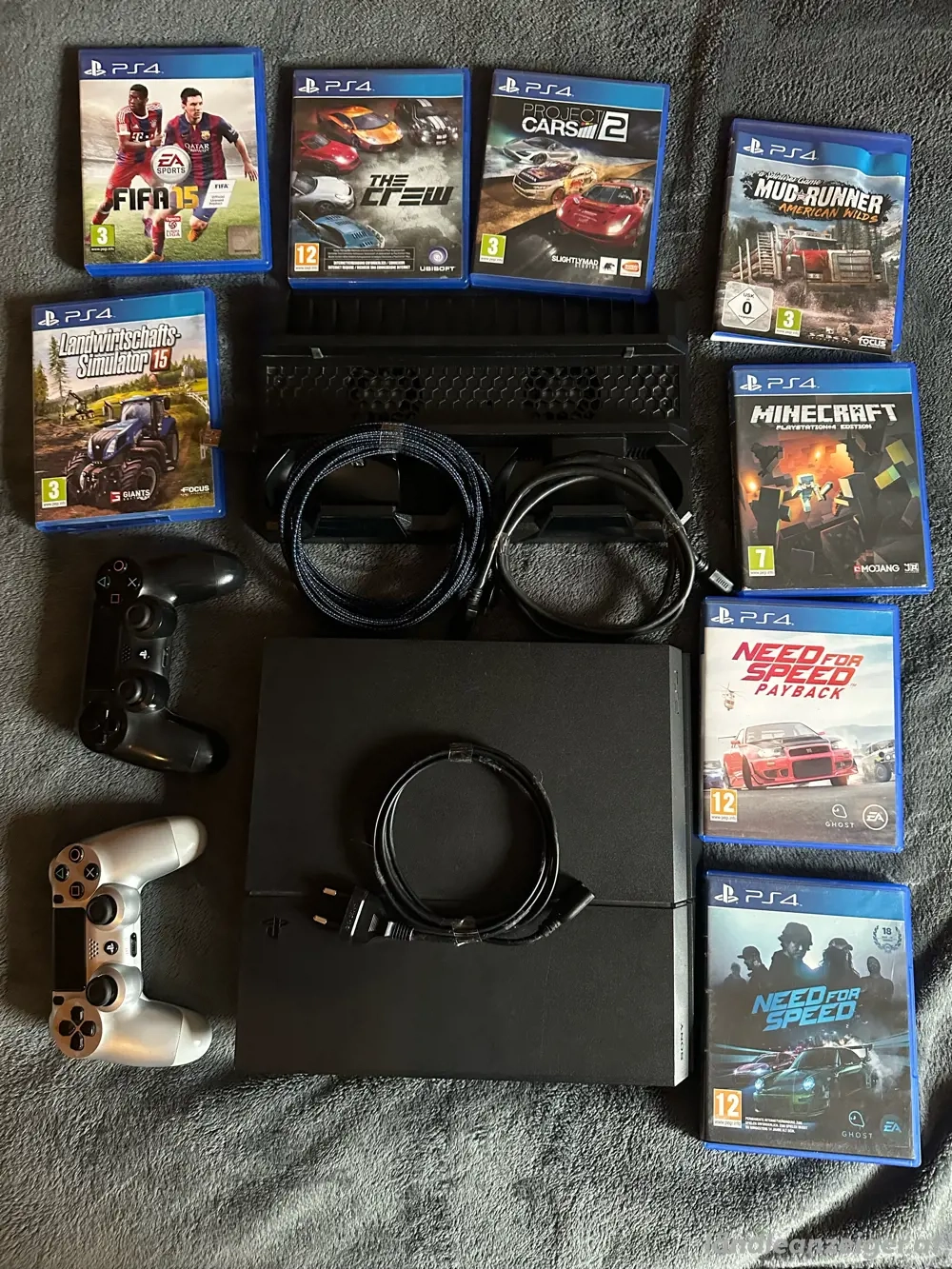 Playstation 4 + 2 Controller & 8 Spielen